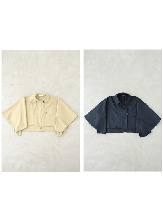ゆるやかなカーブシルエットのモモンガショートトレンチコート