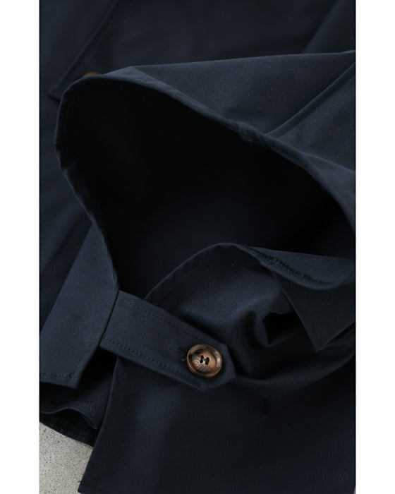 ゆるやかなカーブシルエットのモモンガショートトレンチコート