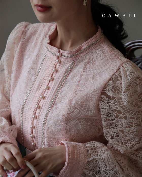 パウダリーピンクの華やぎ刺繍ブラウストップス