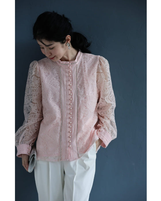 パウダリーピンクの華やぎ刺繍ブラウストップス