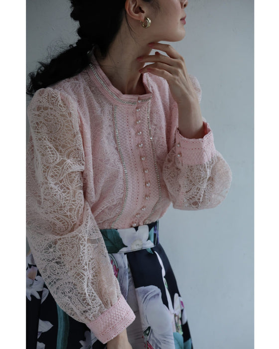 パウダリーピンクの華やぎ刺繍ブラウストップス