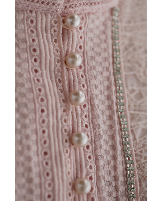 パウダリーピンクの華やぎ刺繍ブラウストップス