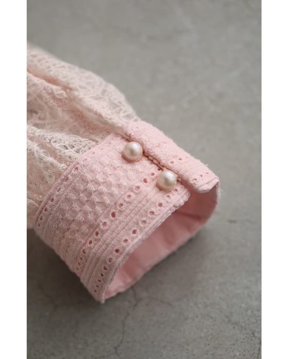 パウダリーピンクの華やぎ刺繍ブラウストップス