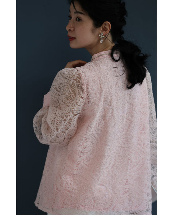 パウダリーピンクの華やぎ刺繍ブラウストップス