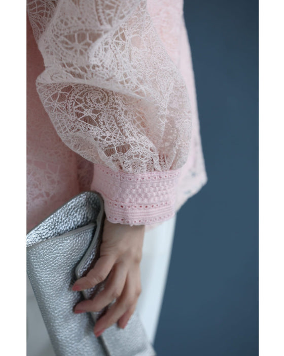 パウダリーピンクの華やぎ刺繍ブラウストップス
