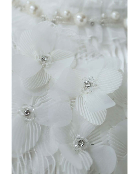 デコルテに咲く白花ブーケのプリーツブラウストップス