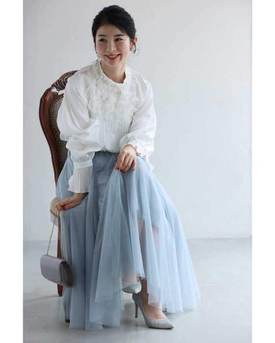 デコルテに咲く白花ブーケのプリーツブラウストップス