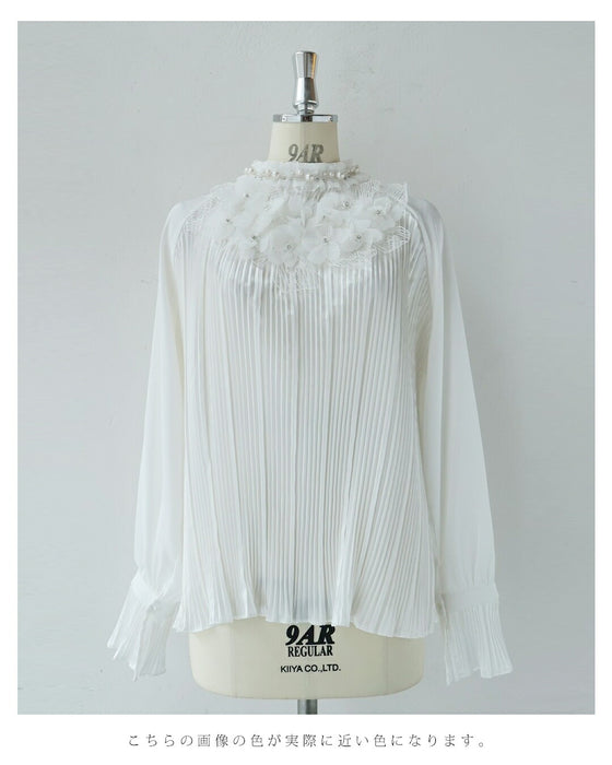 デコルテに咲く白花ブーケのプリーツブラウストップス