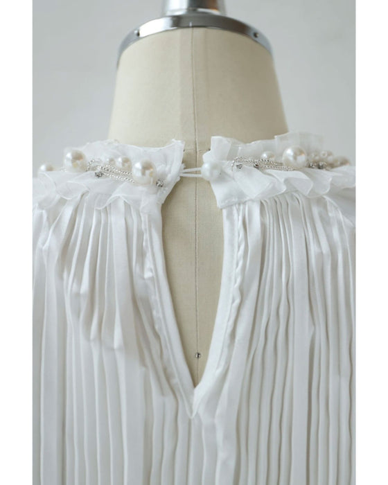 デコルテに咲く白花ブーケのプリーツブラウストップス