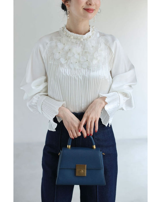 デコルテに咲く白花ブーケのプリーツブラウストップス