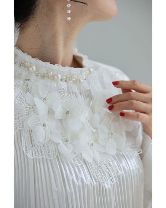 デコルテに咲く白花ブーケのプリーツブラウストップス