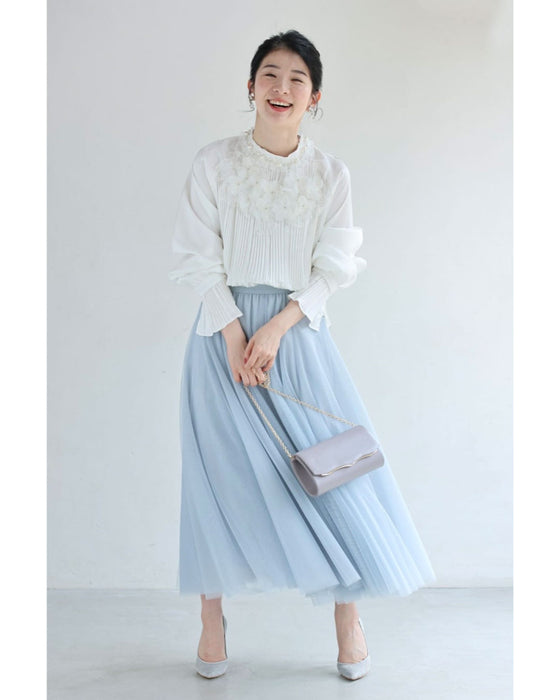 デコルテに咲く白花ブーケのプリーツブラウストップス