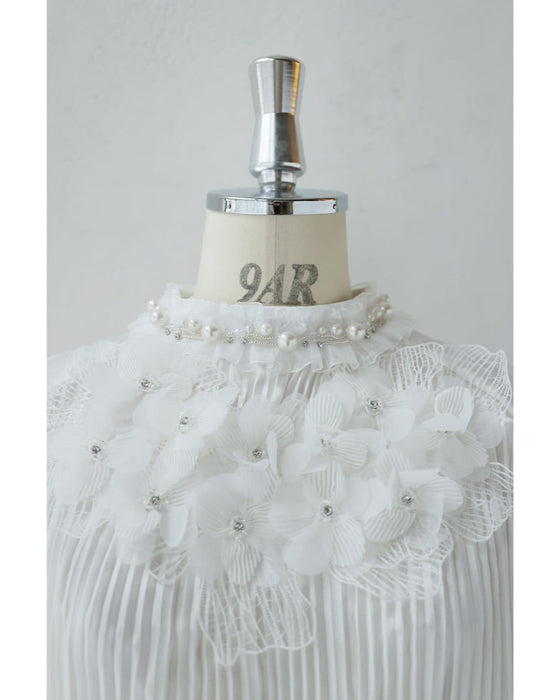 デコルテに咲く白花ブーケのプリーツブラウストップス