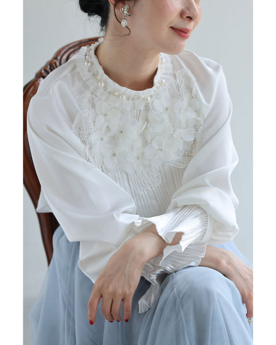 デコルテに咲く白花ブーケのプリーツブラウストップス