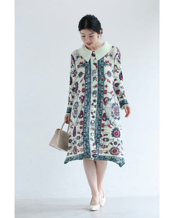 赤が映えるスカーフ柄アコーディオンプリーツミディアムワンピース