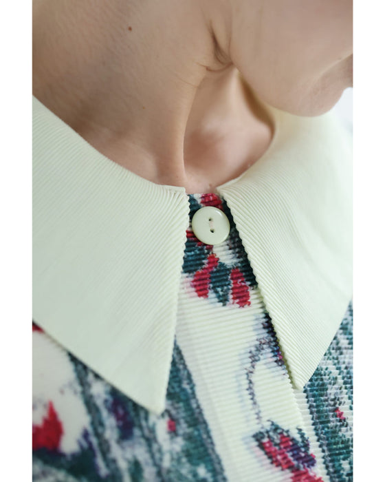 赤が映えるスカーフ柄アコーディオンプリーツミディアムワンピース