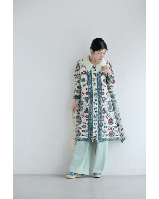 赤が映えるスカーフ柄アコーディオンプリーツミディアムワンピース