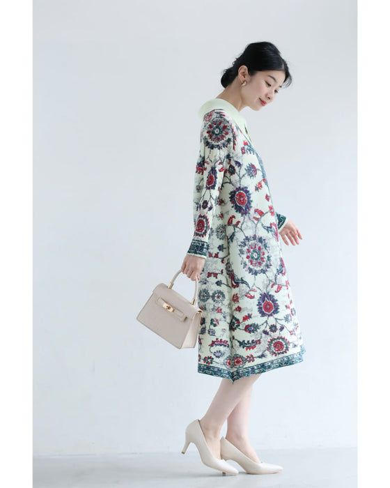 赤が映えるスカーフ柄アコーディオンプリーツミディアムワンピース