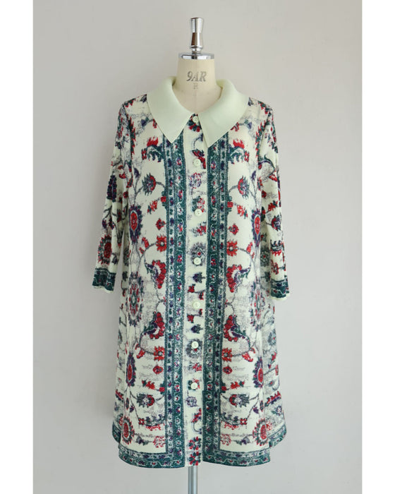 赤が映えるスカーフ柄アコーディオンプリーツミディアムワンピース