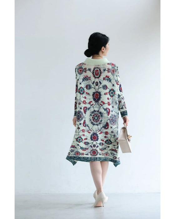 赤が映えるスカーフ柄アコーディオンプリーツミディアムワンピース