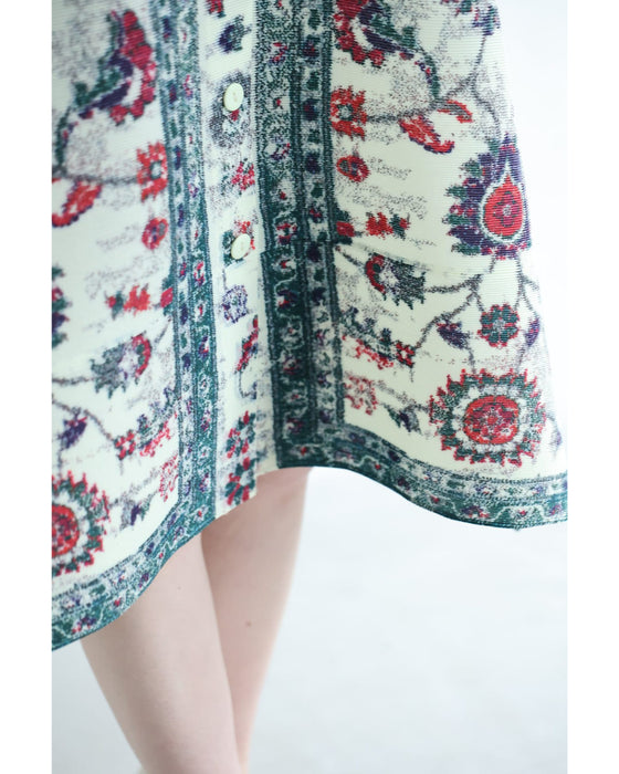 赤が映えるスカーフ柄アコーディオンプリーツミディアムワンピース