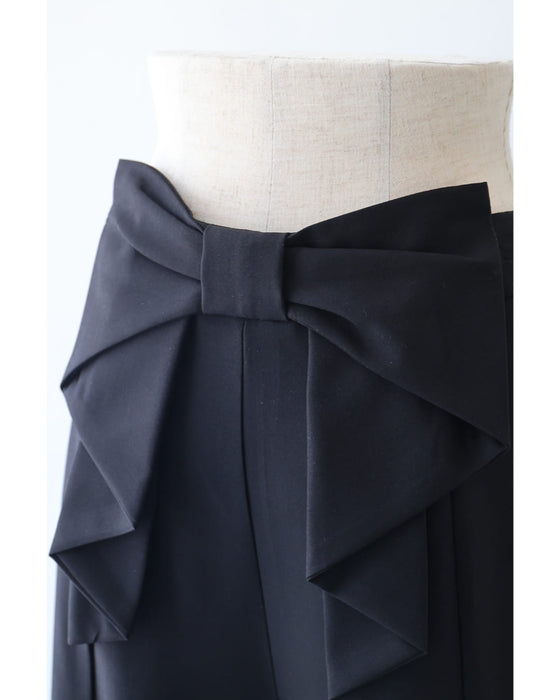 バックリボンのすっきりシルエットパンツ