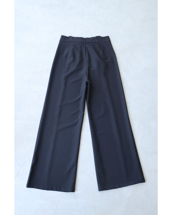 バックリボンのすっきりシルエットパンツ