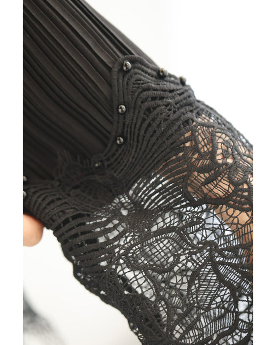 細やかに浮かぶランダム裾レースのプリーツカーディガン