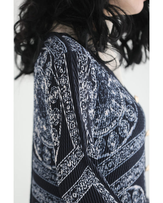 伸びやかに揺らめくスカーフ柄ロングワンピース（リボンベルト付き）