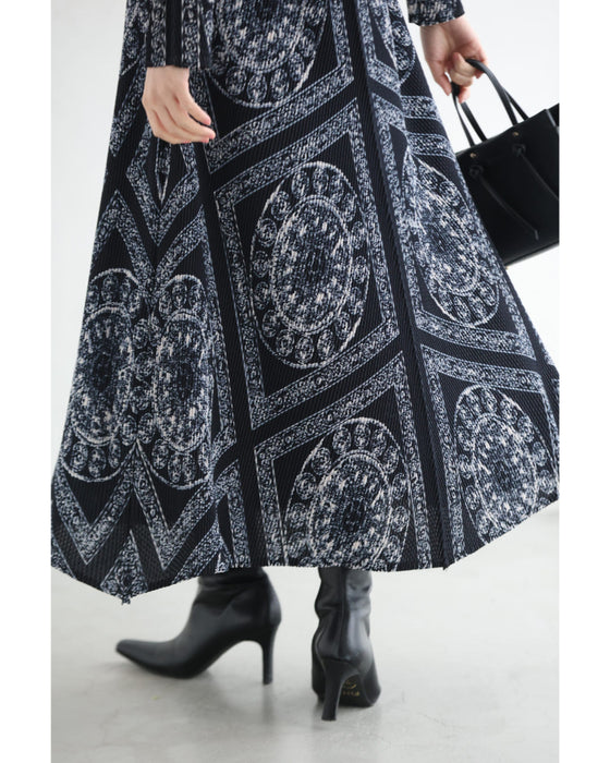 伸びやかに揺らめくスカーフ柄ロングワンピース（リボンベルト付き）