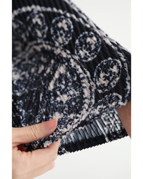 伸びやかに揺らめくスカーフ柄ロングワンピース（リボンベルト付き）