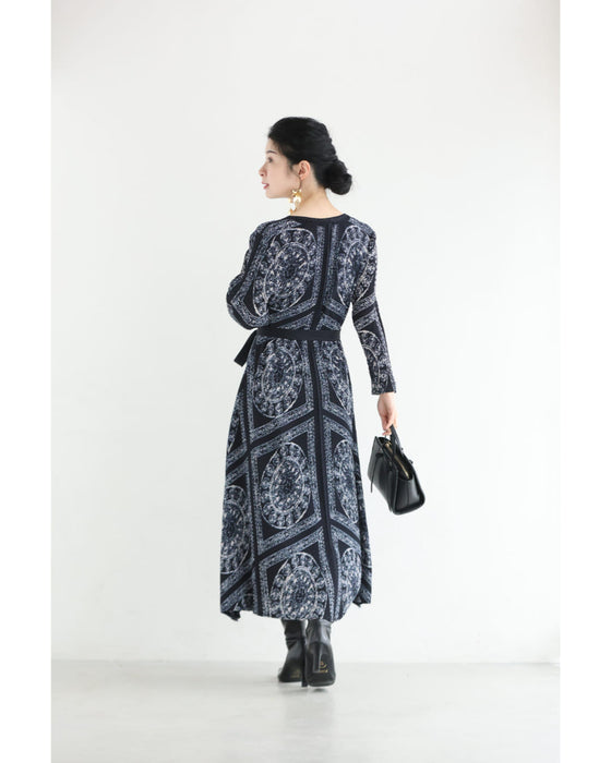 伸びやかに揺らめくスカーフ柄ロングワンピース（リボンベルト付き）