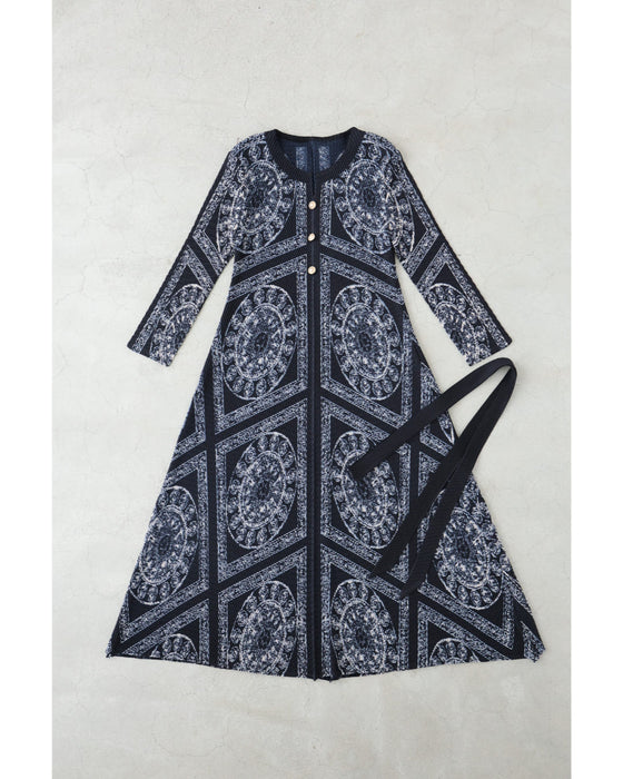 伸びやかに揺らめくスカーフ柄ロングワンピース（リボンベルト付き）