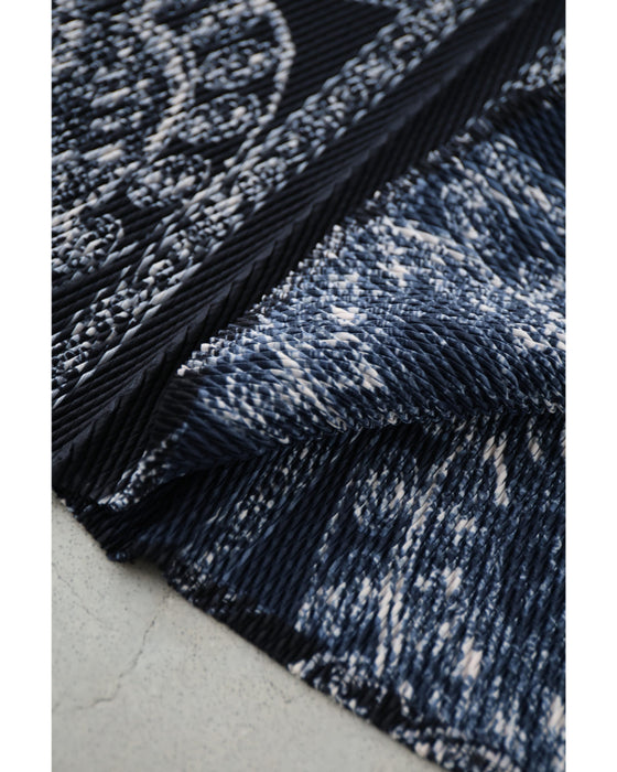 伸びやかに揺らめくスカーフ柄ロングワンピース（リボンベルト付き）