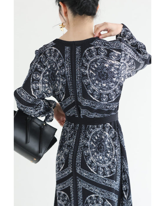 伸びやかに揺らめくスカーフ柄ロングワンピース（リボンベルト付き）