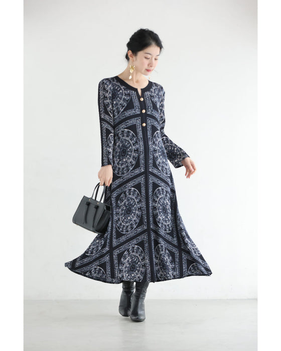 伸びやかに揺らめくスカーフ柄ロングワンピース（リボンベルト付き）