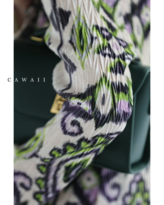 色で魅せるエスニック柄ベロア調ロングワンピース