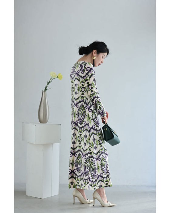色で魅せるエスニック柄ベロア調ロングワンピース