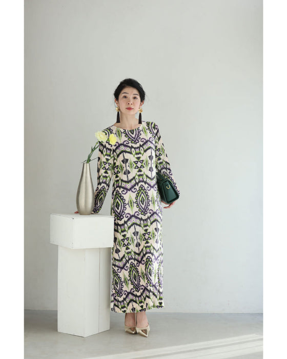 色で魅せるエスニック柄ベロア調ロングワンピース