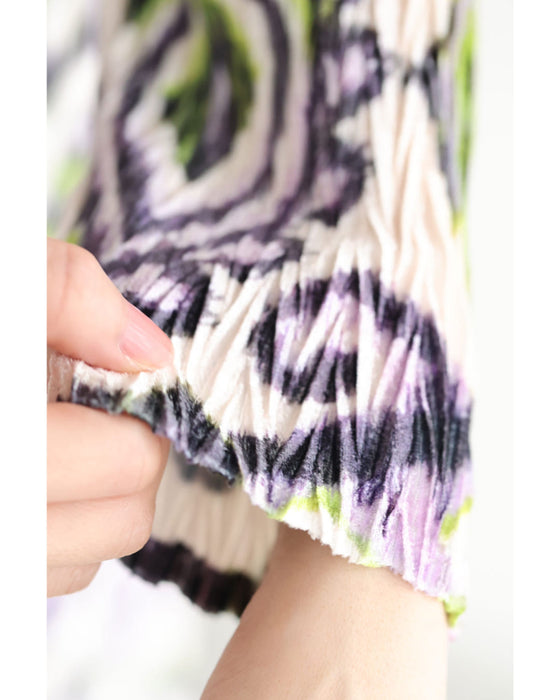 色で魅せるエスニック柄ベロア調ロングワンピース