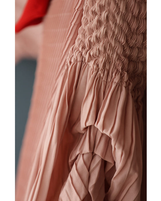 変形タック袖のゆるやかプリーツミディアムワンピース