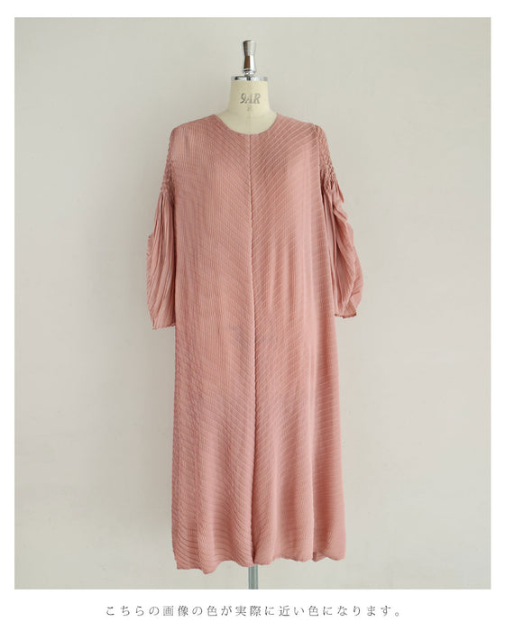 変形タック袖のゆるやかプリーツミディアムワンピース