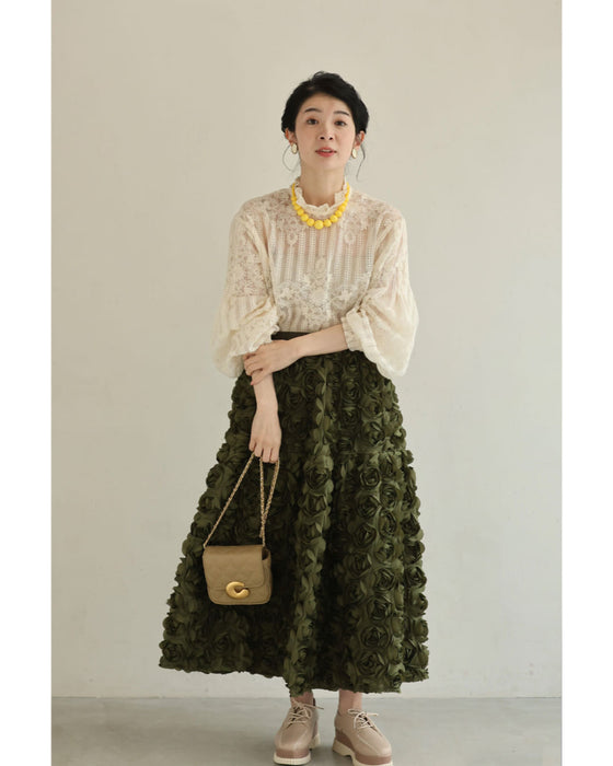 肌に美しく浮かび上がる装飾刺繍シアーブラウストップス