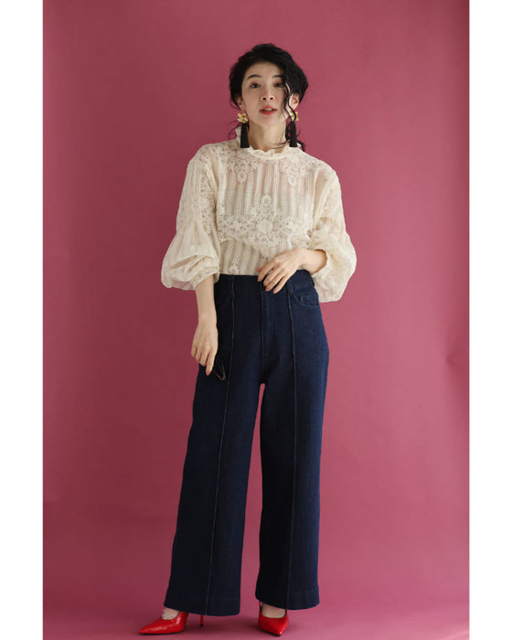 肌に美しく浮かび上がる装飾刺繍シアーブラウストップス