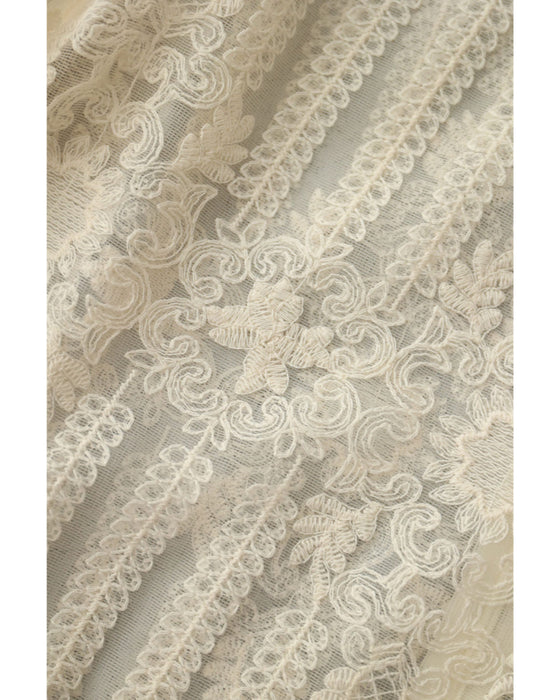 肌に美しく浮かび上がる装飾刺繍シアーブラウストップス