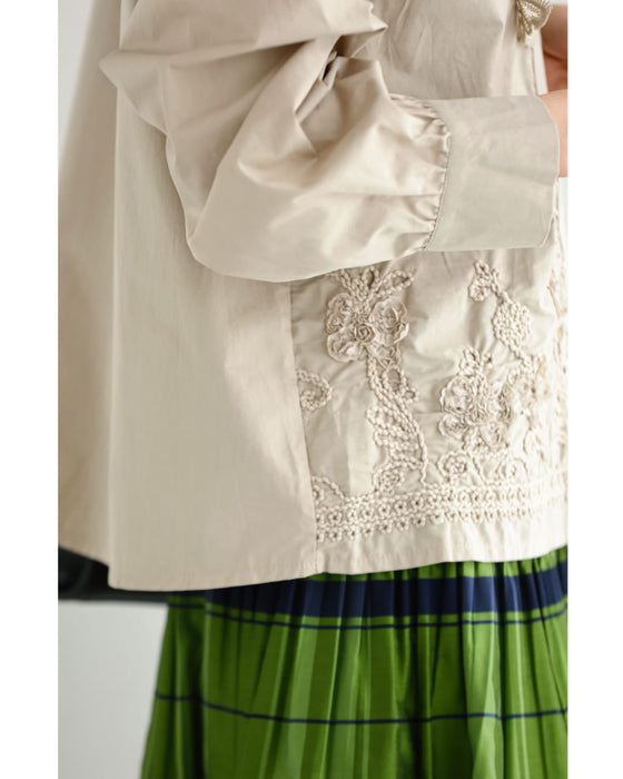 レリーフレースと刺繍浮かぶシャツトップス