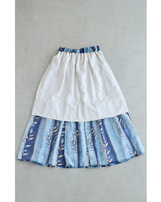 葉っぱを描いたデニム風プリントミディアムスカート
