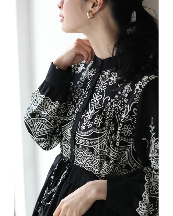 装飾柄ティアードミディアムワンピース（紐リボン付き）