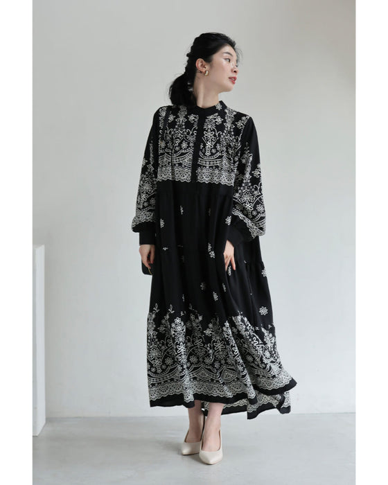 装飾柄ティアードミディアムワンピース（紐リボン付き）