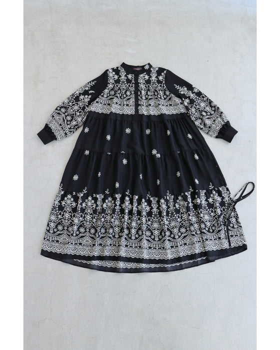 装飾柄ティアードミディアムワンピース（紐リボン付き）